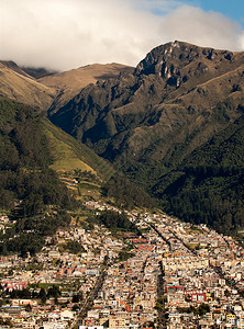 将基多市扩大到厄瓜多尔基多的安第斯山脉图片