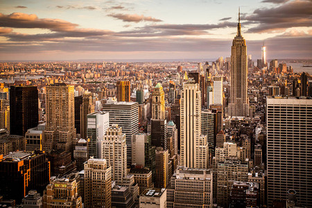 日落时从曼哈顿看纽约市的城市景观图片