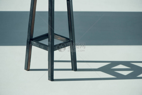 木制吧台凳和灰色阴影的裁剪照片图片