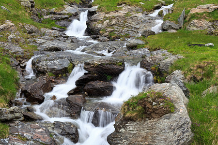 山上一条小山河在图片