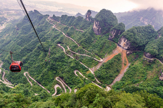 湖南省天门山Zhangjiajie公园内带绕风和弯图片