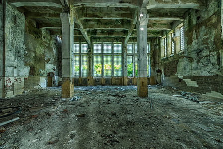 旧的被破坏的工厂建筑令人惊图片