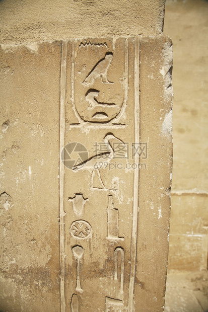 在墙上与鸟一起写字的egyptian图片