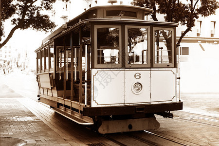老的电车这是绕过自1873年以来服务的圣弗朗西斯科市的图片