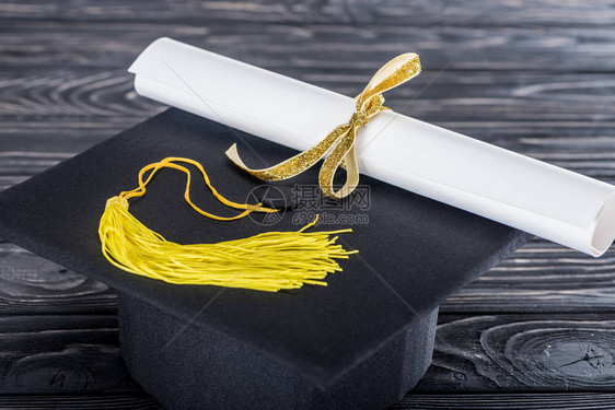 毕业帽子和证书木制图片