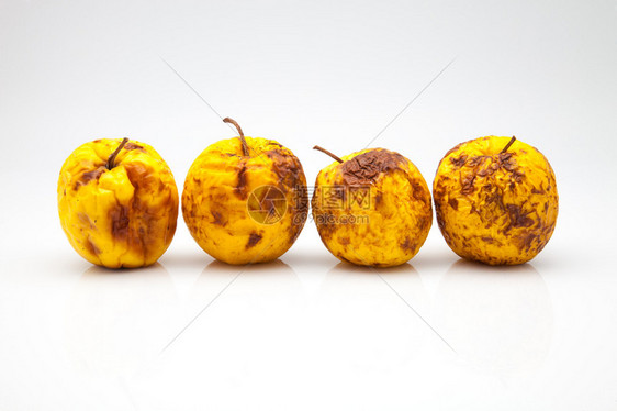 状态不佳的四个黄色苹果图片