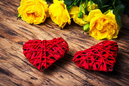 黄色玫瑰和象征红心情人图片