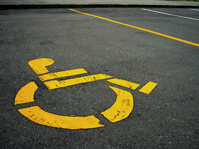 停车位上的残疾人标志图片