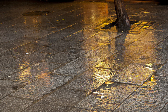 雨中的铺路图案图片