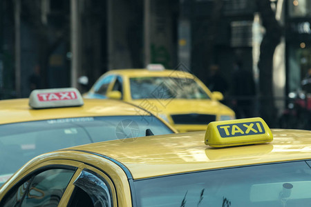 城市街上的黄色出租车图片