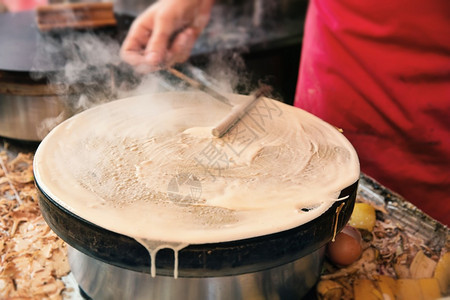 巴黎街头小贩做的煎饼图片