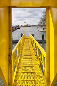 荷兰鹿特丹的黄色船舷梯背景图片