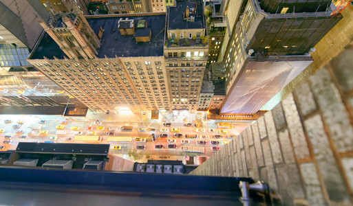 纽约摩天大楼和城市交通在晚上图片