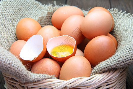 蛋黄配鸡蛋图片