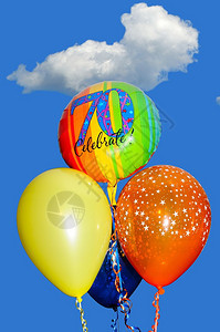 一束70岁生日气球映衬着蓝天图片