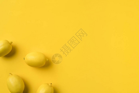 四块成熟柠檬的顶端视图背景图片
