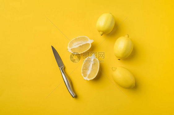 最顶端的刀子和成熟柠檬景色在图片