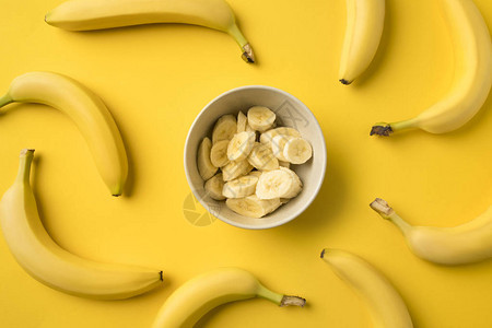 切成熟香蕉的热板顶端图片