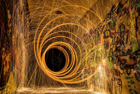 隧道中的钢丝绒涡旋光绘图片