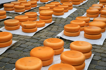 月奶酪市场上的荷兰豪达奶酪背景图片