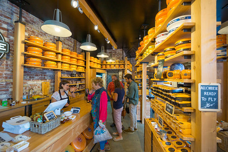 奶酪轮于2014年8月29日在阿姆斯特丹的店铺架上图片