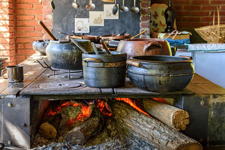 巴西传统食品正在用粘土锅和老旧流行的木柴炉灶制成的图片