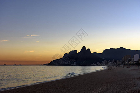 里约热内卢伊帕内马海滩夏季日落图片