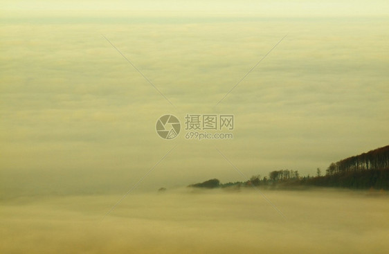 波希米亚美丽山丘的秋天日出山峰因雾化而升高雾因阳光照耀而变图片