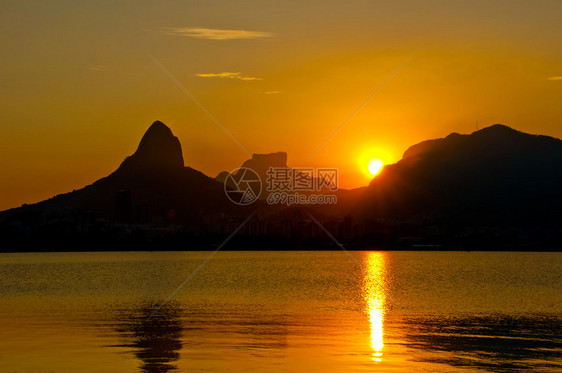 巴西里约热内卢山区后方的太阳下游20图片