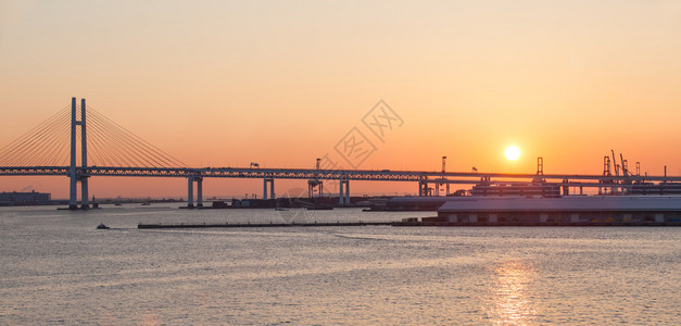 日本横滨的海湾大桥日出图片