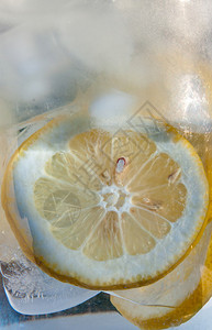 漂浮在冰冷水中的柠檬丸图片