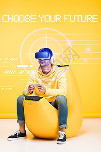 男人坐在豆袋椅上在虚拟现实耳头板上的虚拟黄色和网络空间插图并选择图片