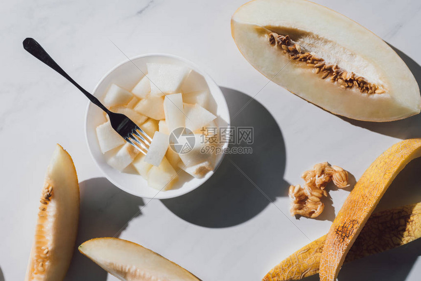 白色甜熟瓜片和种子的顶部视图图片