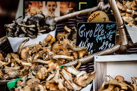 巴黎当地市场上的蘑菇人类发展图片