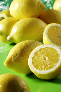 绿色背景上的柠檬图片