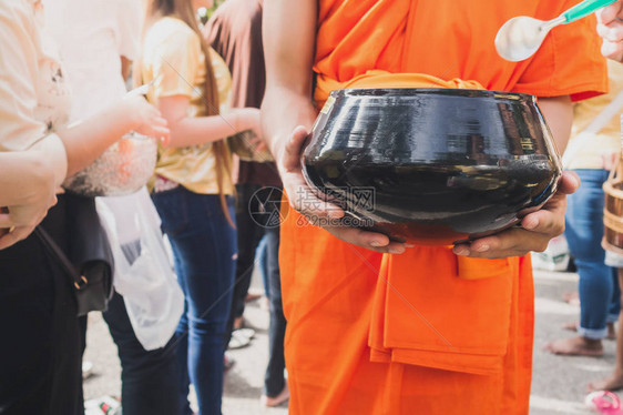 僧人早上步行接受佛教徒的食物图片
