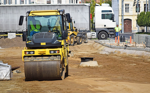 城市道路建设中的蒸汽压路机图片