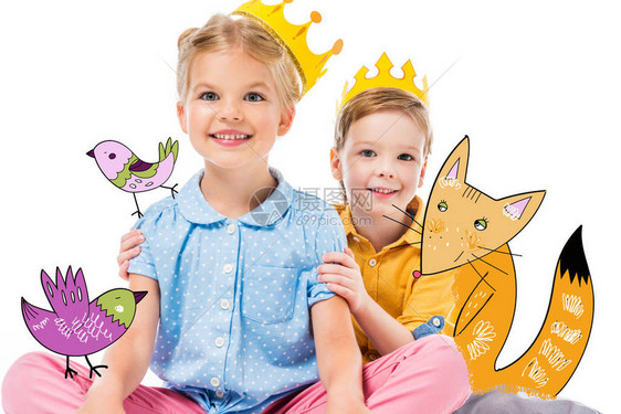 穿着黄色纸冠的可爱孩子与被画成想象中的狐狸和鸟儿隔离在图片