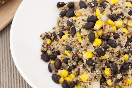 混杂quinoa配玉米和黑豆的图片