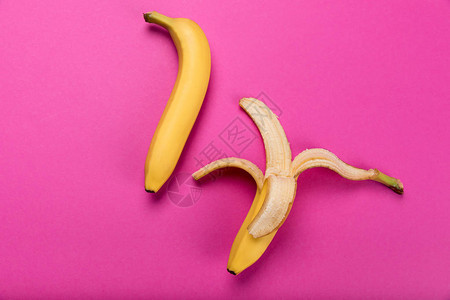 粉红色成熟的香蕉上的新鲜黄图片