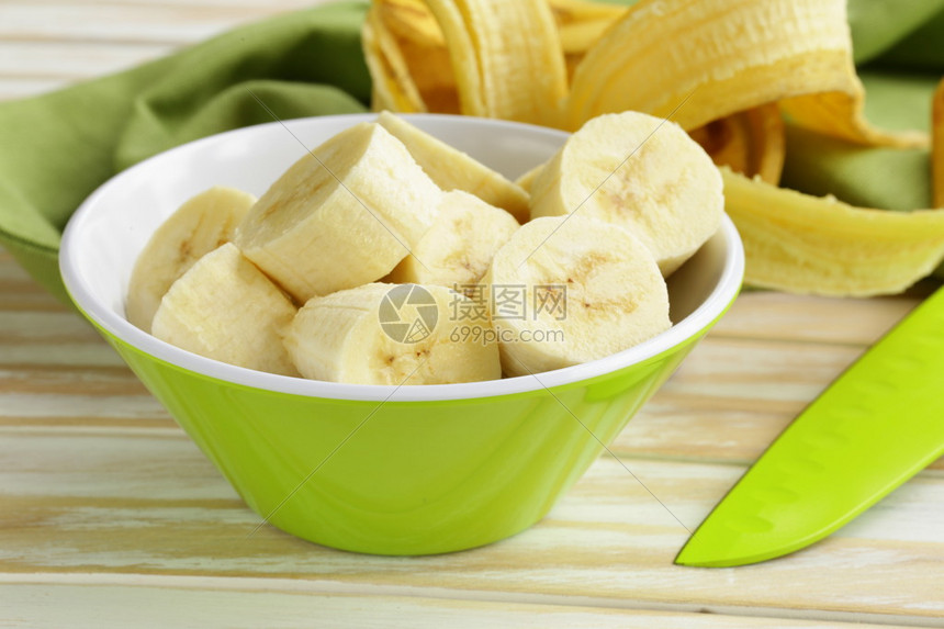 新鲜成熟的香蕉去皮切片高清图片下载-正版图片503633156-摄图网