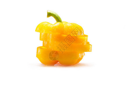 白色隔离的黄色甜椒片图片