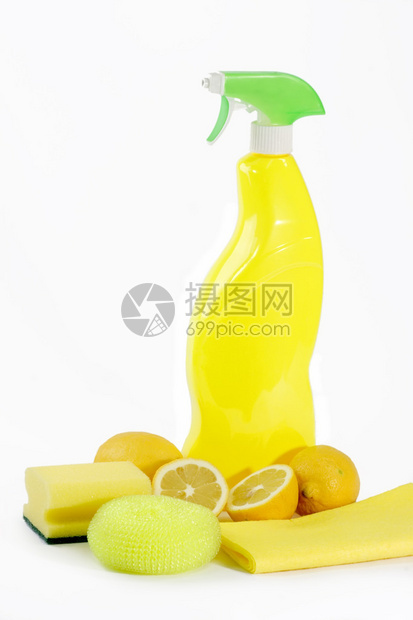 黄色的清洁喷雾瓶鲜柠檬在图片