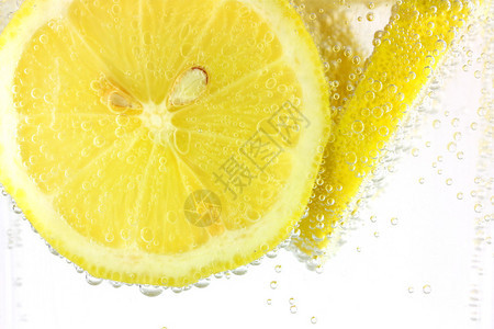 在清爽的碳酸水中切片柠檬图片