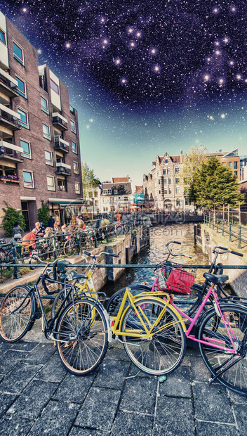 阿姆斯特丹黄色和粉色双轮车晚图片
