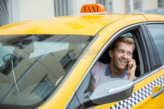 司机用黄色出租车图片