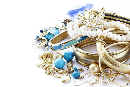 黄金首饰和珍珠手镯和项链背景图片