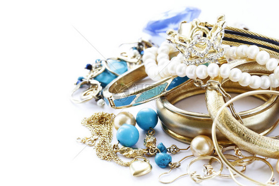黄金首饰和珍珠手镯和项链图片