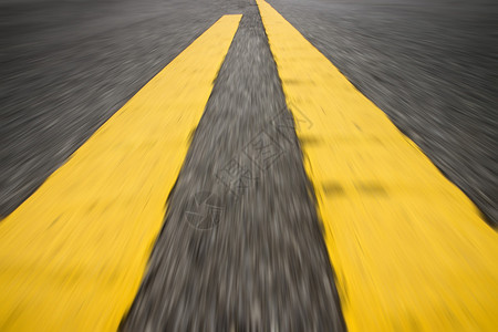 道路指示标在公路上移动黄色背景