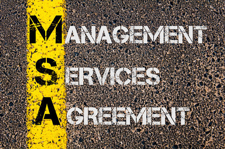 将管理事务协议的概念形象描述为在标有黄漆线的公路上写成的图片